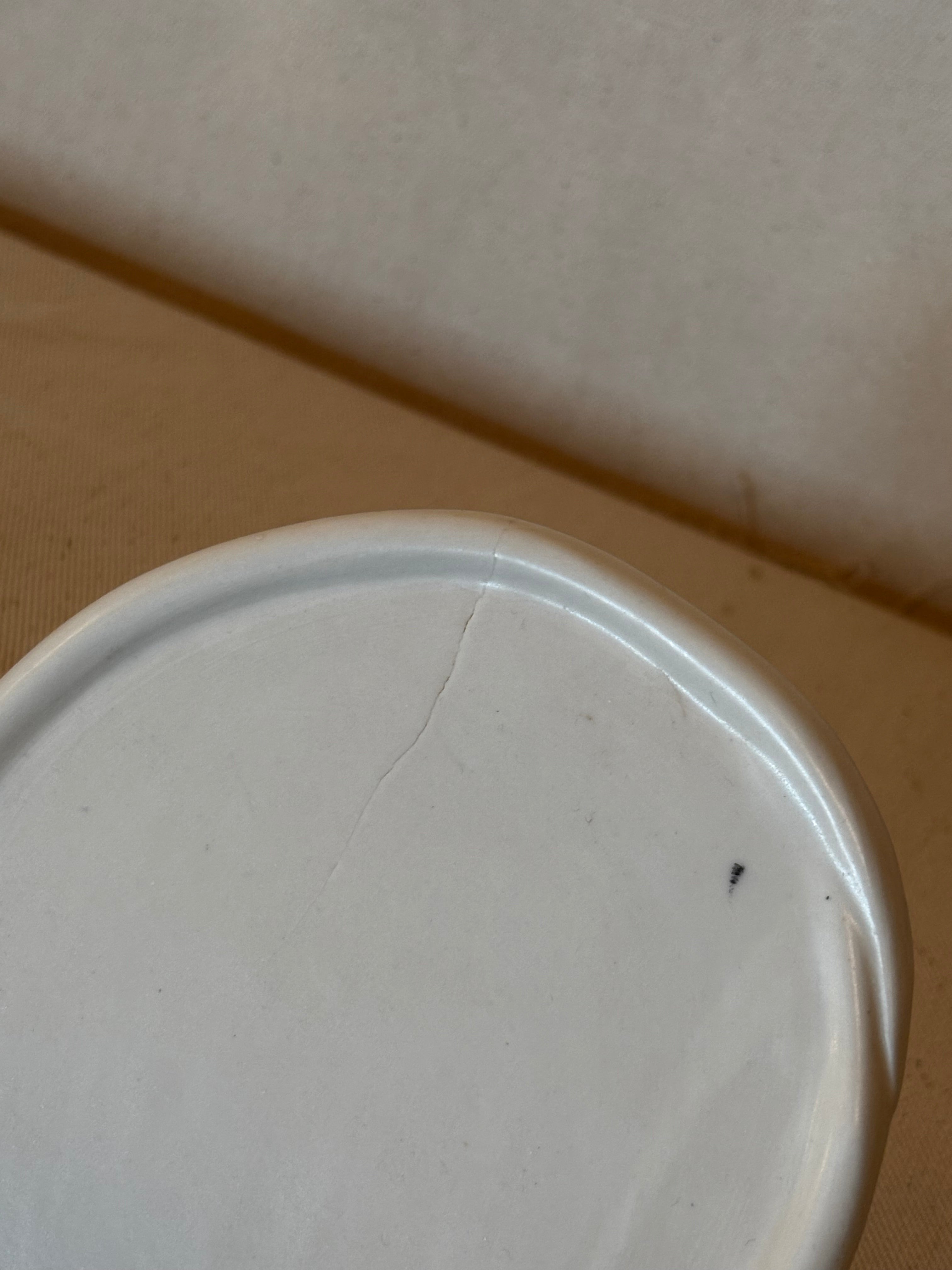 Silk cup plate (small cracks)